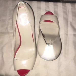 Jessica Simpson Women’s Peep Toe Pump